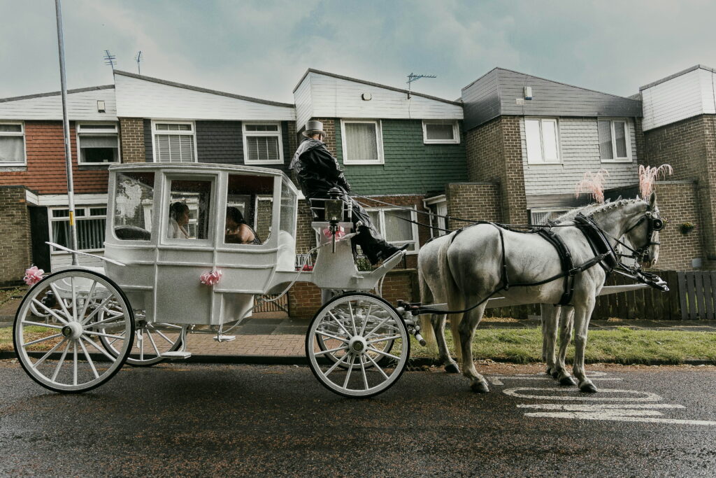calèche tirée par deux chevaux, conduite par un cocher, transportant des passagers